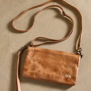 Roan Crossbody Leather with three convenient pockets Camel Color